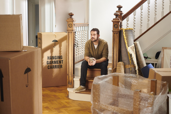Mann zieht aus seinem Haus aus Mann zieht aus seinem Haus aus