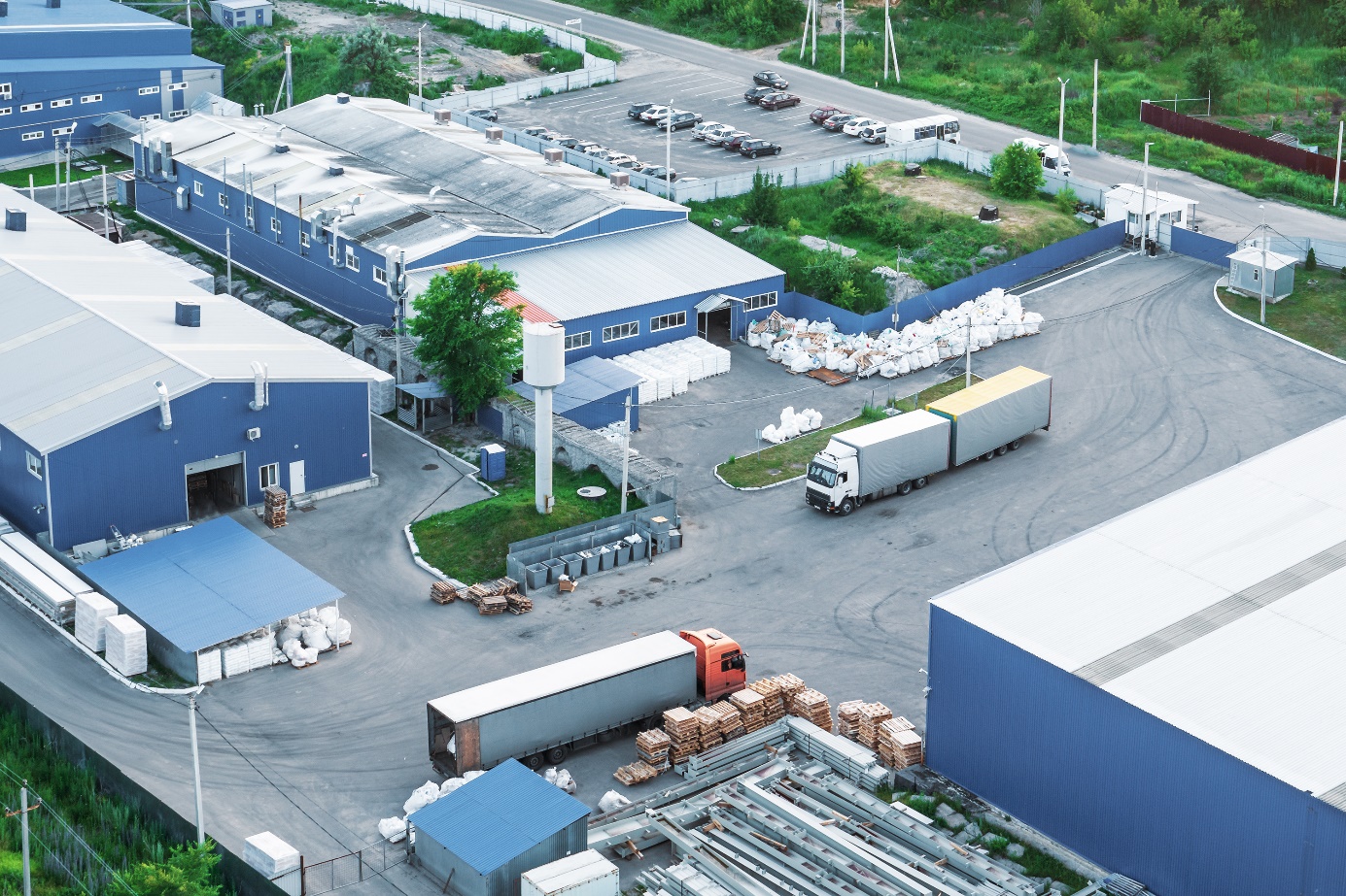 Gelände mit mehreren Hallen für industrielle Zwecke Gelände mit mehreren Hallen für industrielle Zwecke