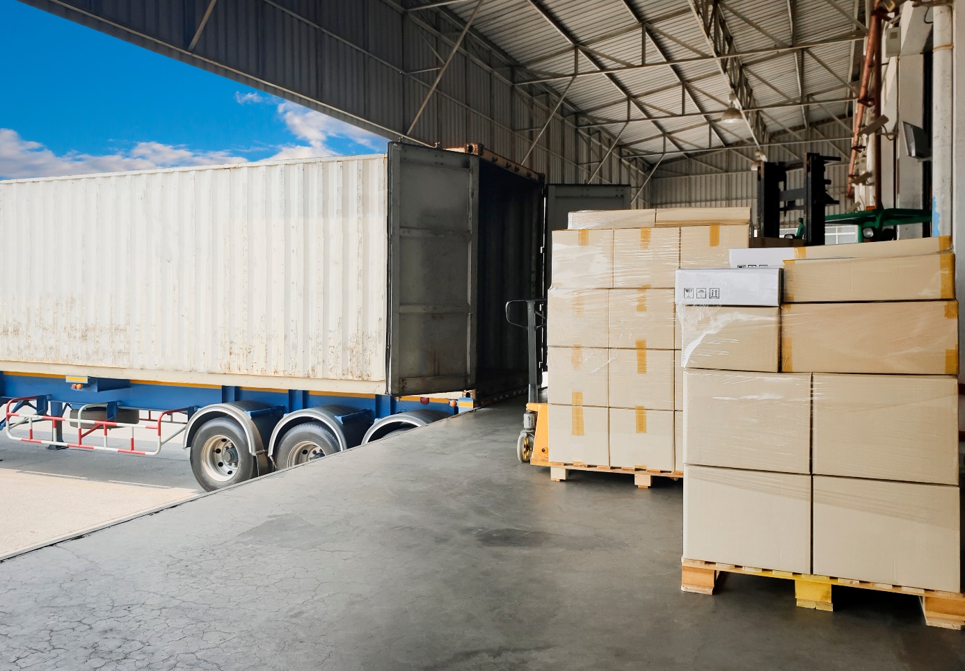 LKW wird an Produktionshalle beladen LKW wird an Produktionshalle beladen
