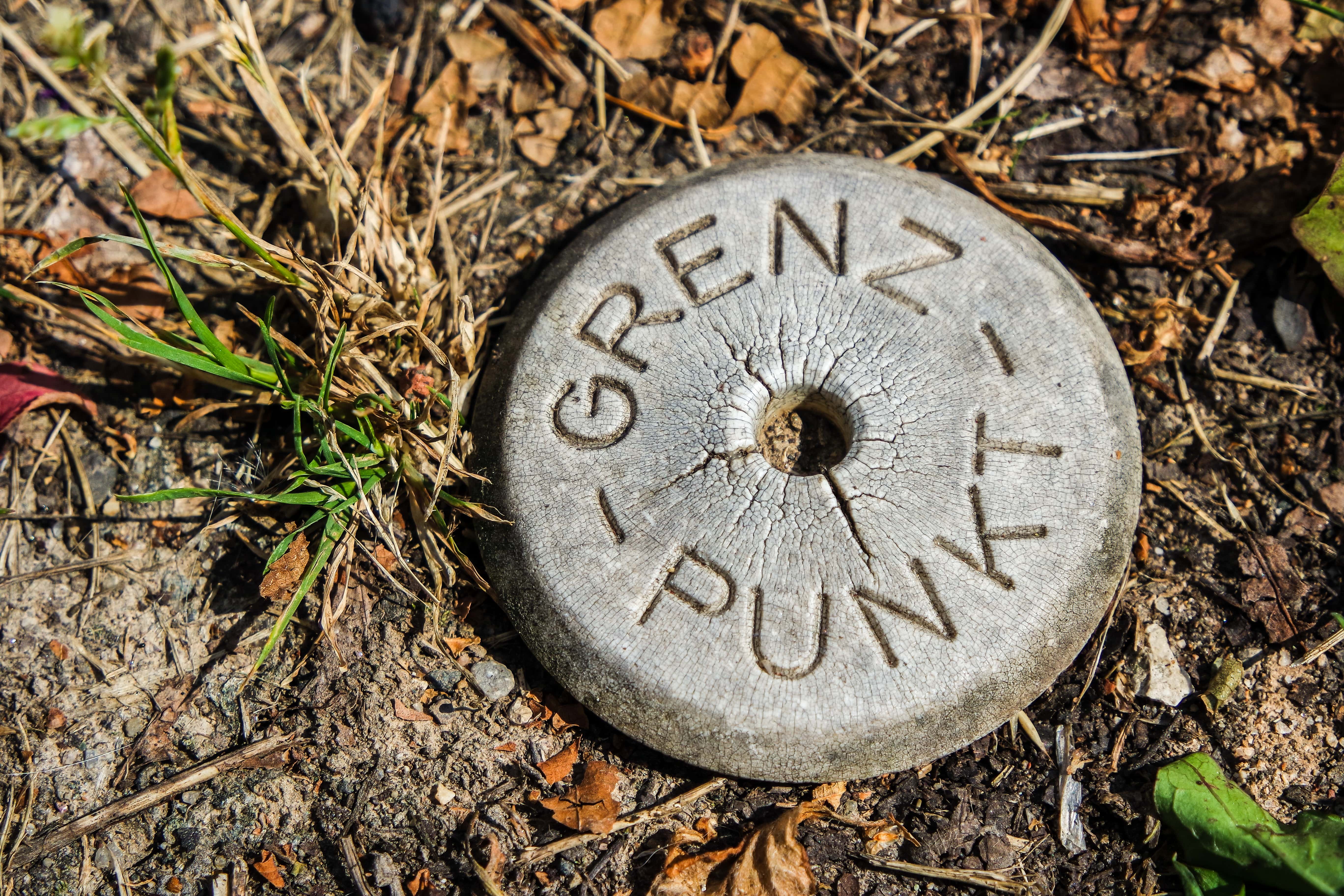 Grenzpunkt auf dem Boden Grenzpunkt auf dem Boden