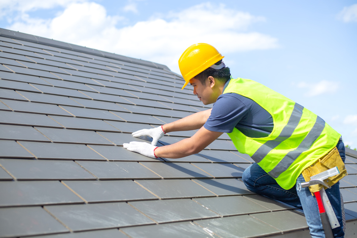 Dachdecker erneuert Dach Dachdecker erneuert Dach