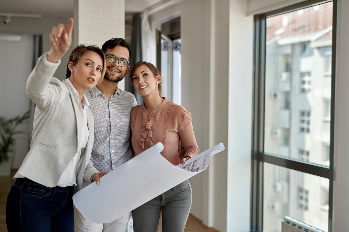 Gutachterin und Paar bei Immobilienkaufberatung