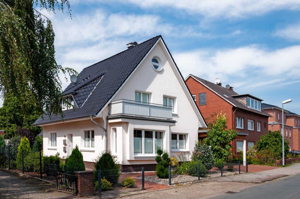 Einfamilienhaus in Wohngegend.